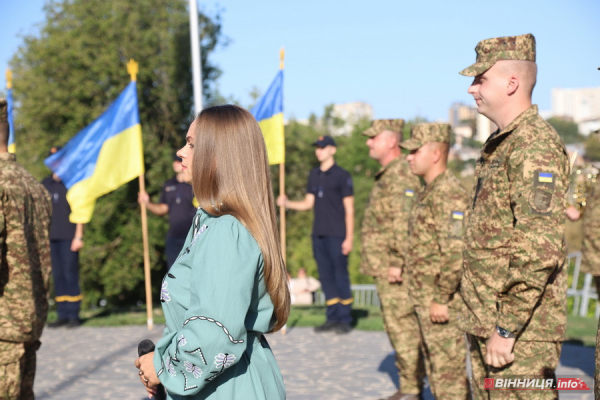 У Вінниці до Дня Державного прапора підняли синьо-жовтий стяг: фоторепортаж