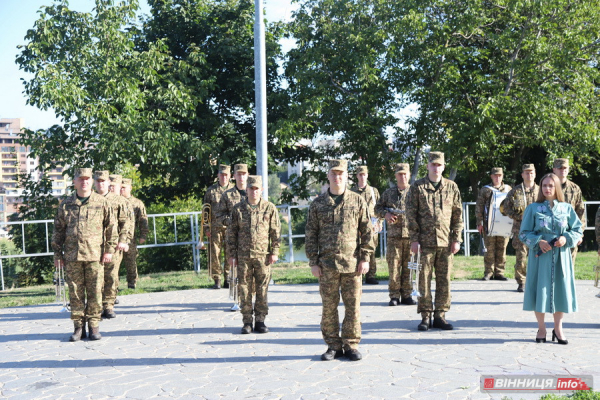 У Вінниці до Дня Державного прапора підняли синьо-жовтий стяг: фоторепортаж