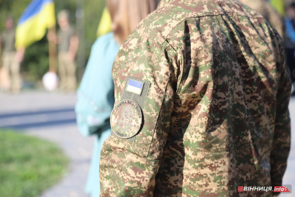 У Вінниці до Дня Державного прапора підняли синьо-жовтий стяг: фоторепортаж