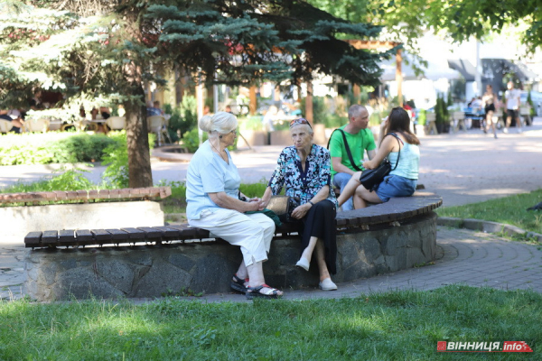 Смартфони, літо та вінничани: фоторепортаж з центру міста