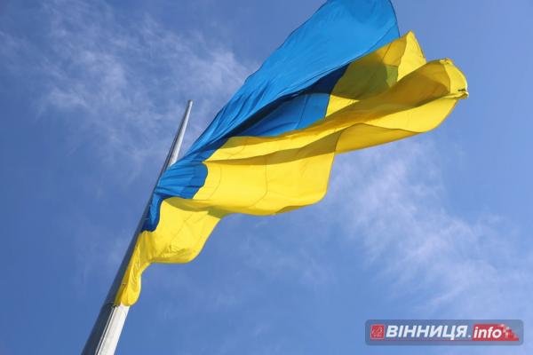 У Вінниці до Дня Державного прапора підняли синьо-жовтий стяг: фоторепортаж