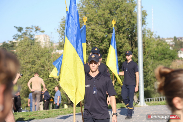 У Вінниці до Дня Державного прапора підняли синьо-жовтий стяг: фоторепортаж