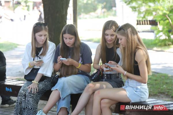 Смартфони, літо та вінничани: фоторепортаж з центру міста