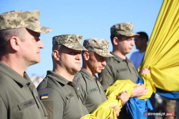 У Вінниці до Дня Державного прапора підняли синьо-жовтий стяг: фоторепортаж