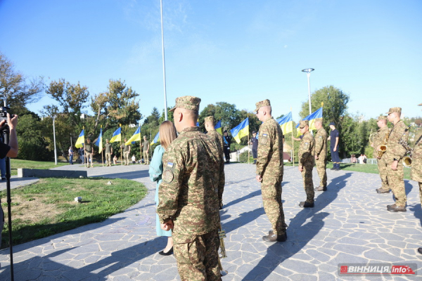 У Вінниці до Дня Державного прапора підняли синьо-жовтий стяг: фоторепортаж