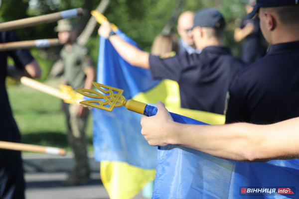 У Вінниці до Дня Державного прапора підняли синьо-жовтий стяг: фоторепортаж