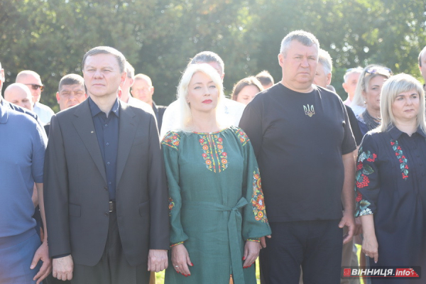 У Вінниці до Дня Державного прапора підняли синьо-жовтий стяг: фоторепортаж