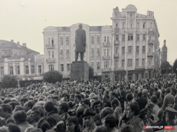 У Вінниці показали синьо-жовтий прапор, який підняли у місті майже за рік до Незалежності