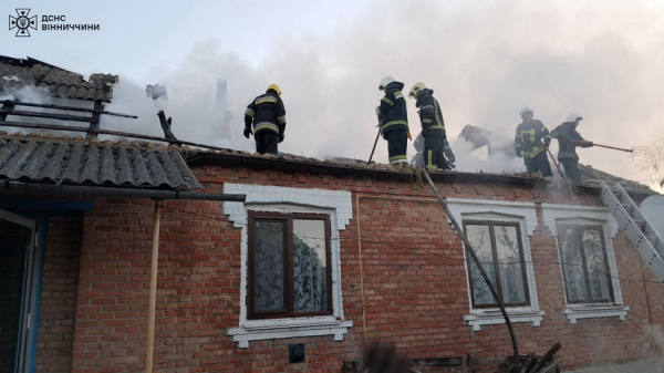 Через ворожу атаку на Вінниччині загорілась хата