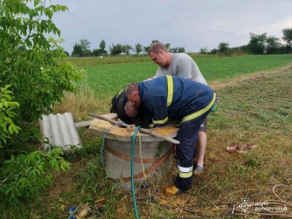 У Вінницькому районі рятувальники дістали чоловіка з криниці