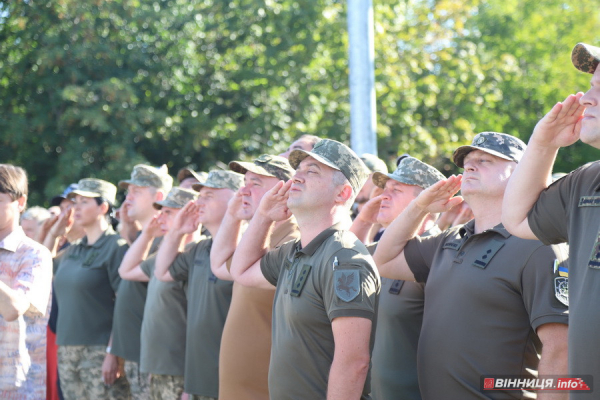 У Вінниці до Дня Державного прапора підняли синьо-жовтий стяг: фоторепортаж