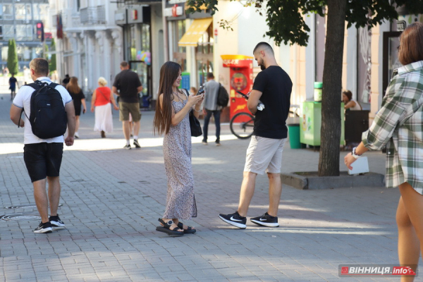 Смартфони, літо та вінничани: фоторепортаж з центру міста