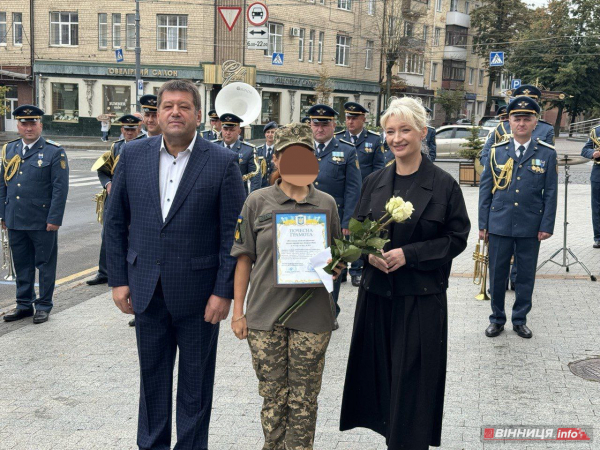 У Вінниці урочисто підняли прапори України та Повітряних Сил ЗСУ з нагоди свята захисників неба