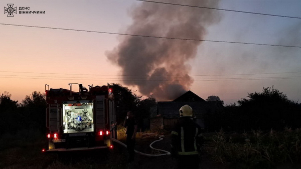 Через ворожу атаку на Вінниччині загорілась хата