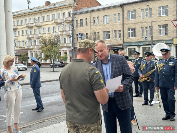 У Вінниці урочисто підняли прапори України та Повітряних Сил ЗСУ з нагоди свята захисників неба