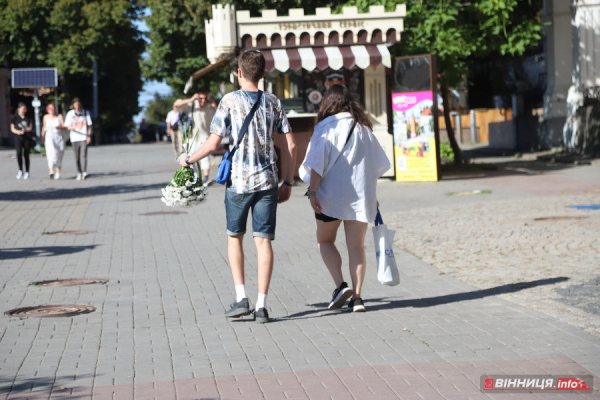 Смартфони, літо та вінничани: фоторепортаж з центру міста