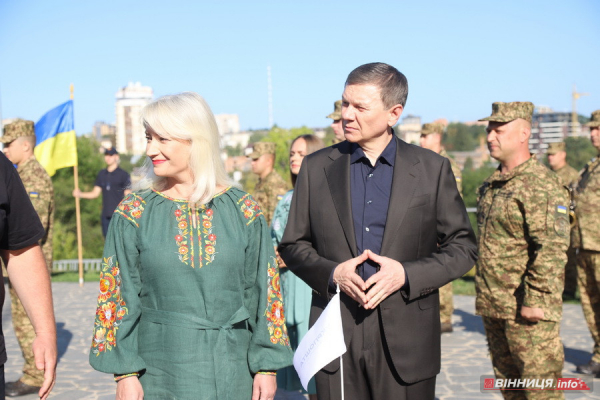 У Вінниці до Дня Державного прапора підняли синьо-жовтий стяг: фоторепортаж