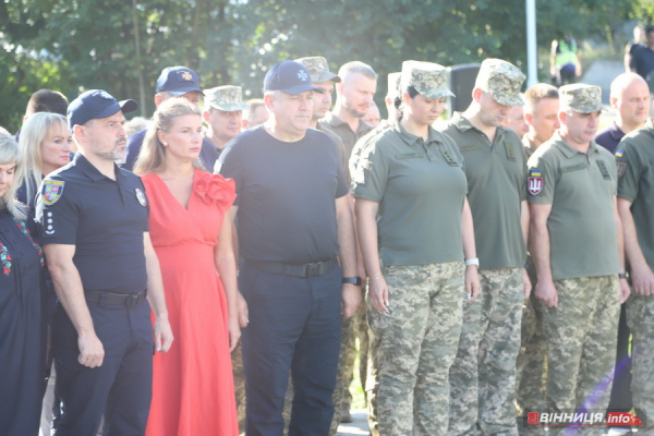 У Вінниці до Дня Державного прапора підняли синьо-жовтий стяг: фоторепортаж