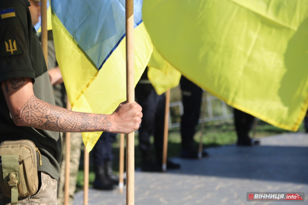 У Вінниці до Дня Державного прапора підняли синьо-жовтий стяг: фоторепортаж