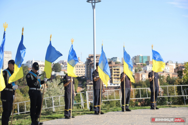 У Вінниці до Дня Державного прапора підняли синьо-жовтий стяг: фоторепортаж