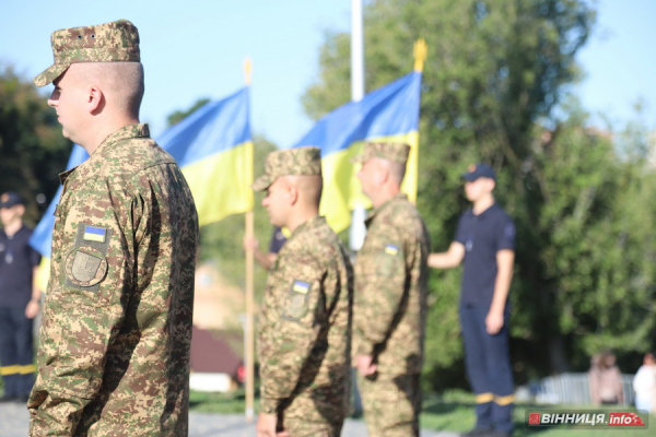 У Вінниці до Дня Державного прапора підняли синьо-жовтий стяг: фоторепортаж