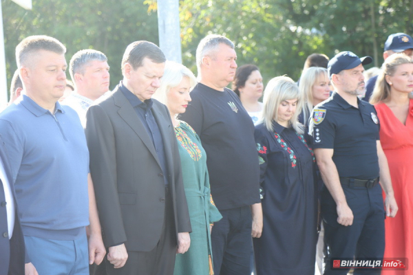 У Вінниці до Дня Державного прапора підняли синьо-жовтий стяг: фоторепортаж