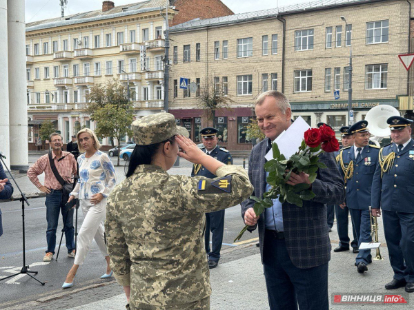 У Вінниці урочисто підняли прапори України та Повітряних Сил ЗСУ з нагоди свята захисників неба