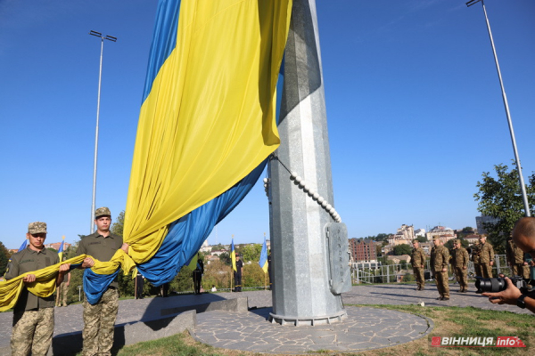 У Вінниці до Дня Державного прапора підняли синьо-жовтий стяг: фоторепортаж