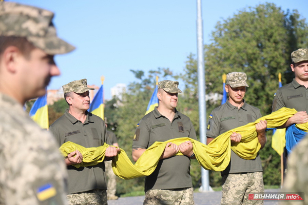 У Вінниці до Дня Державного прапора підняли синьо-жовтий стяг: фоторепортаж