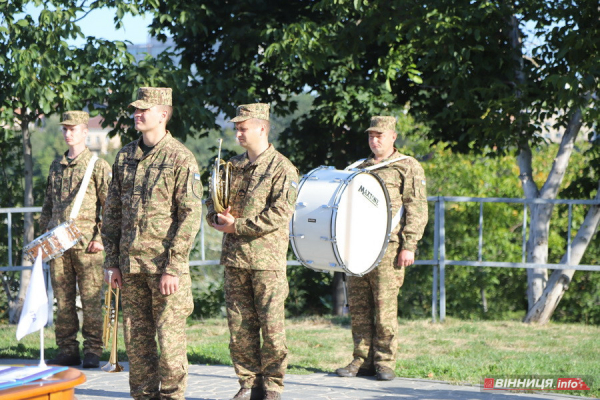 У Вінниці до Дня Державного прапора підняли синьо-жовтий стяг: фоторепортаж