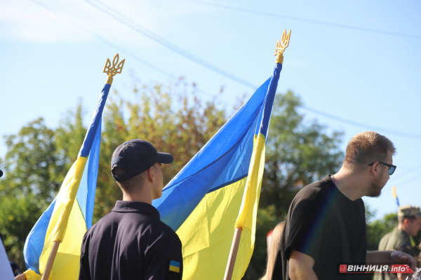 У Вінниці до Дня Державного прапора підняли синьо-жовтий стяг: фоторепортаж