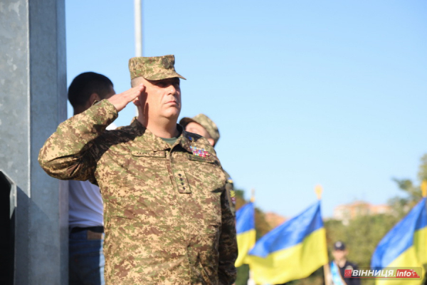 У Вінниці до Дня Державного прапора підняли синьо-жовтий стяг: фоторепортаж