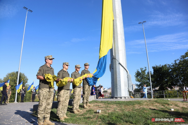 У Вінниці до Дня Державного прапора підняли синьо-жовтий стяг: фоторепортаж