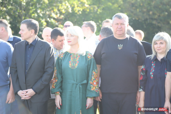 У Вінниці до Дня Державного прапора підняли синьо-жовтий стяг: фоторепортаж