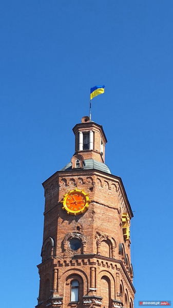 У Вінниці показали синьо-жовтий прапор, який підняли у місті майже за рік до Незалежності