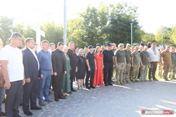 У Вінниці до Дня Державного прапора підняли синьо-жовтий стяг: фоторепортаж