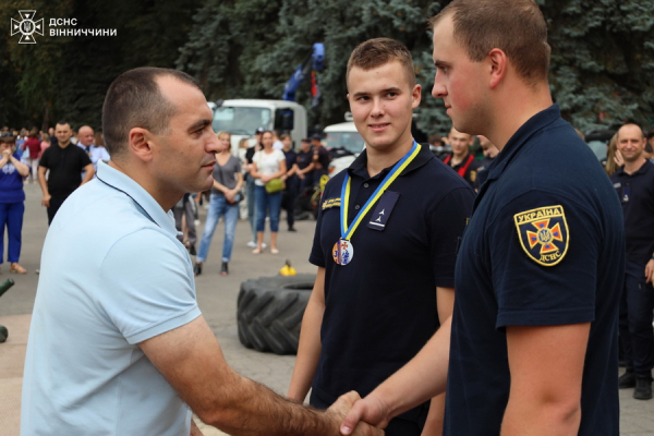 У Вінниці хлопці й дівчата змагались у пожежному кросфіті, переміщуючи 110-кілограмове колесо