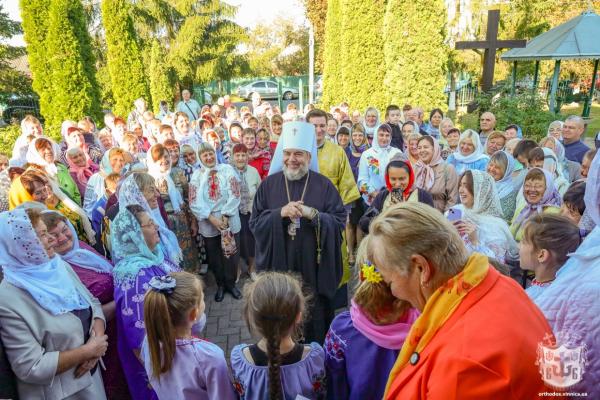 Симеон звершив Літургію у храмі в Зарванцях, де громада пів року виборювала своє право бути в Українській Церкві