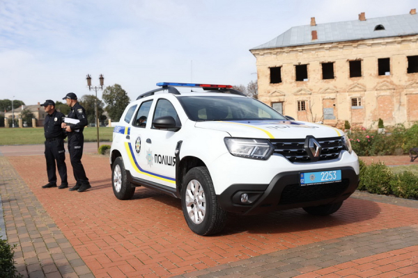 Службові авто та помпові рушниці отримали поліцейські офіцери громад Вінниччини