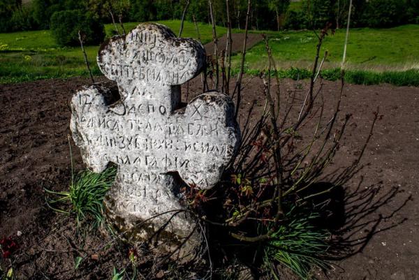 Свідки чуми: які таємниці в собі приховують кам’яні хрести Поділля