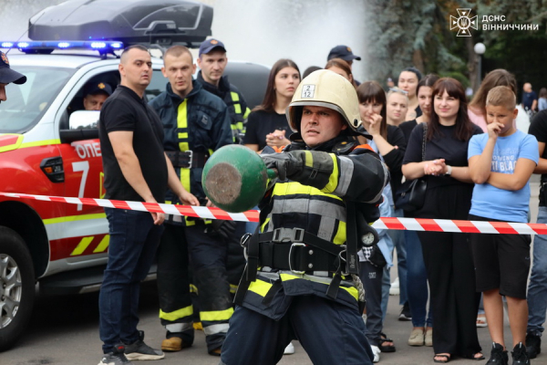 У Вінниці хлопці й дівчата змагались у пожежному кросфіті, переміщуючи 110-кілограмове колесо