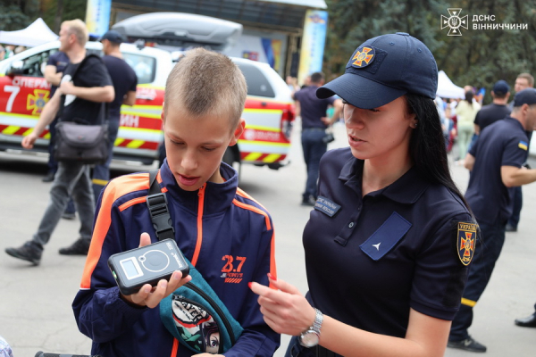 У Вінниці хлопці й дівчата змагались у пожежному кросфіті, переміщуючи 110-кілограмове колесо