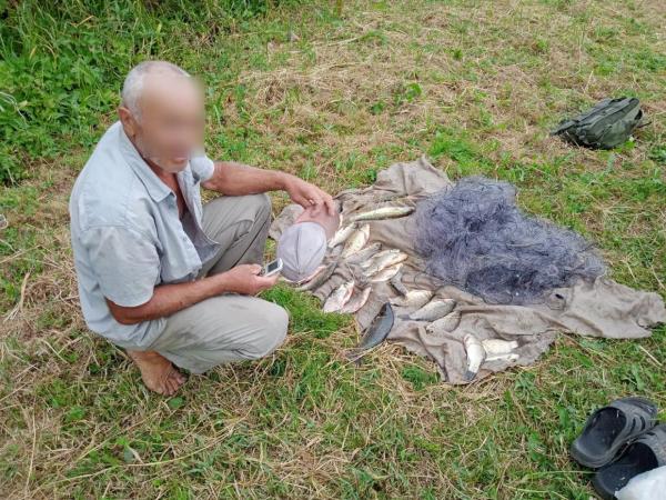 У Вінницькому районі чоловік сіткою зловив 17 карасів та адміністративний протокол