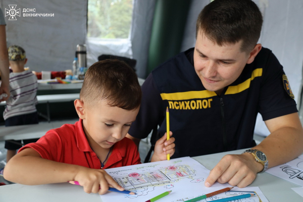 У Вінниці хлопці й дівчата змагались у пожежному кросфіті, переміщуючи 110-кілограмове колесо