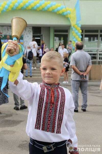 Сина загиблого на війні КОРДівця у перший клас повели побратими батька