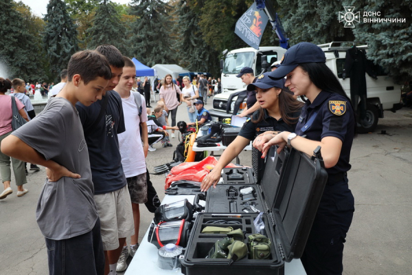 У Вінниці хлопці й дівчата змагались у пожежному кросфіті, переміщуючи 110-кілограмове колесо