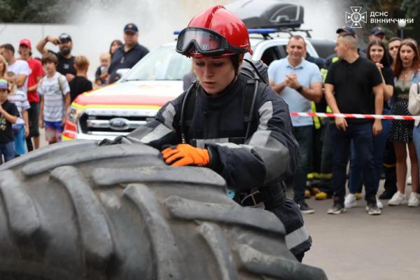 У Вінниці хлопці й дівчата змагались у пожежному кросфіті, переміщуючи 110-кілограмове колесо