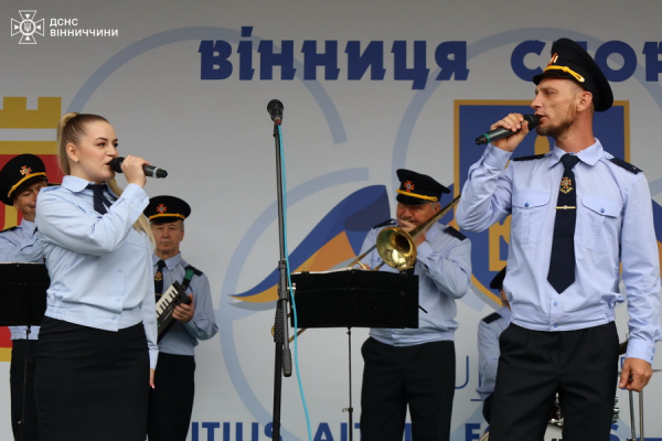 У Вінниці хлопці й дівчата змагались у пожежному кросфіті, переміщуючи 110-кілограмове колесо