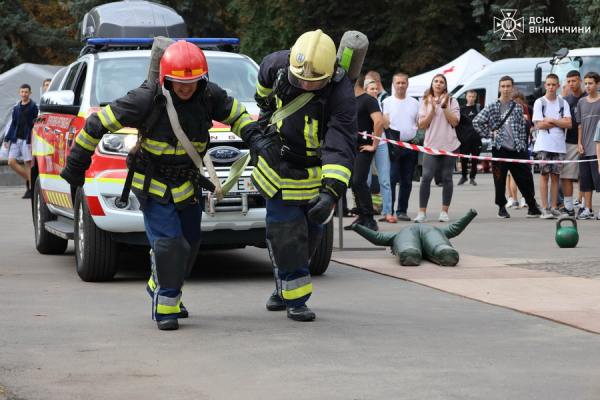 У Вінниці хлопці й дівчата змагались у пожежному кросфіті, переміщуючи 110-кілограмове колесо