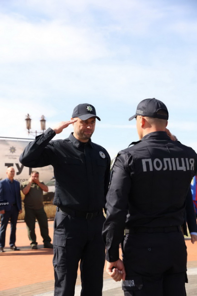 Службові авто та помпові рушниці отримали поліцейські офіцери громад Вінниччини